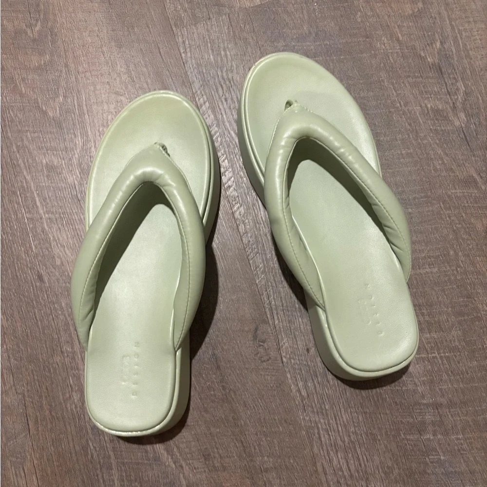 NWOT Women's Sage Green Platform Flip Flop Sandals - Picture 1 of 6